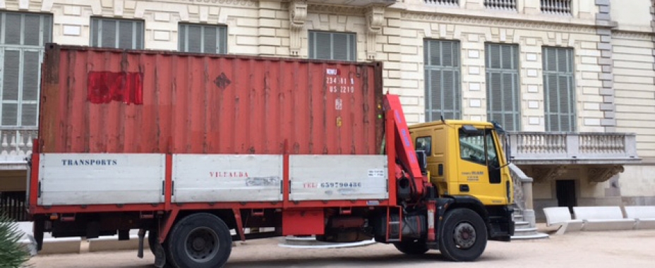 Asthon Cargo coordina en Barcelona el desmontaje y transporte de una exposición itinerante en pleno centro de la ciudad