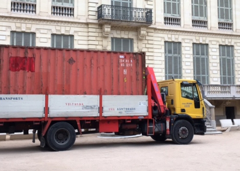 Asthon Cargo coordina en Barcelona el desmontaje y transporte de una exposición itinerante en pleno centro de la ciudad
