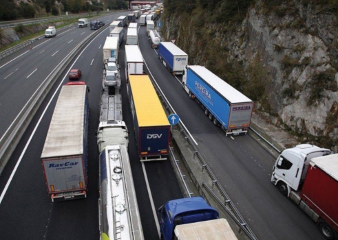 Aduanas ultima los procedimientos en el transporte por carretera ante un Brexit duro