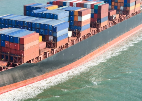 Estados Unidos y China elevan su guerra comercial con tasas a los buques de ambos países